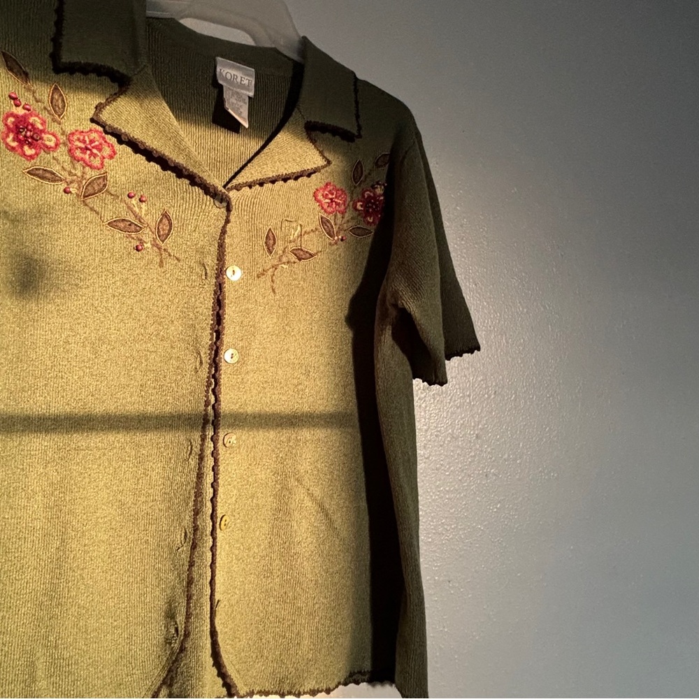Vintage embroidered knit button up tee shirt - Picture 8 of 9